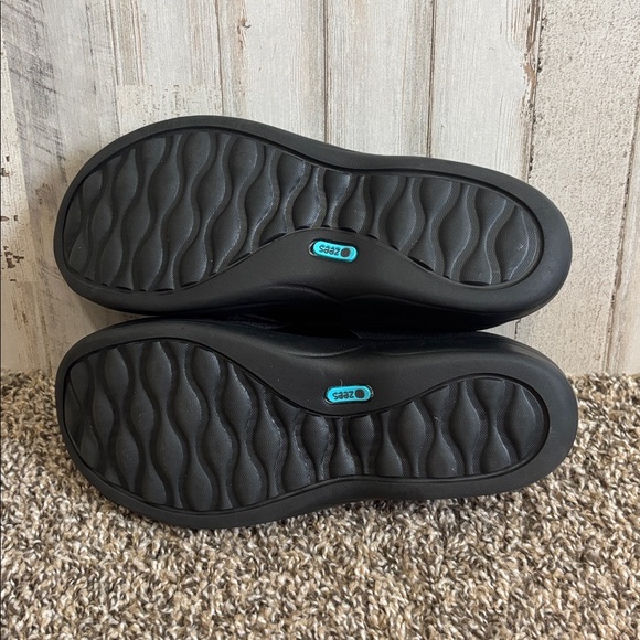 Bzees Black Women's Flats with Subtle Sparkle - Picture 5 of 6